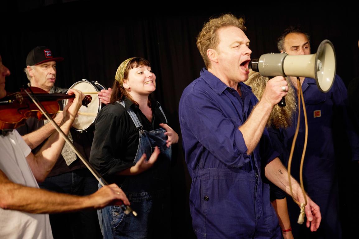 Neustadt an der Weinstraße: „Baha und die wilden 70er“ bringt den legendären Ford-Streik als Musical ins Hambacher Schloss